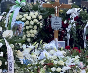 Grób zastrzelonego policjanta Natana Sieronia pokryły kwiaty i wiązanki. Trudno powstrzymać łzy