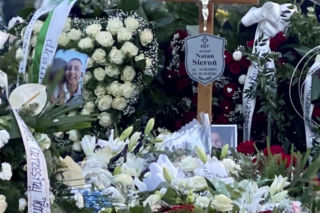 Grób zastrzelonego policjanta Natana Sieronia pokryły kwiaty i wiązanki. Trudno powstrzymać łzy
