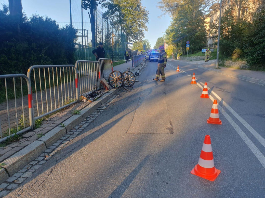 Zakopane. Kraksa auta z konną bryczką. Przykra przygoda turystów z Bliskiego Wschodu. Policja ujawniła przyczynę