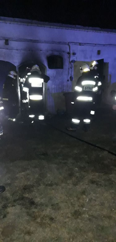 Nocny pożar w Kobiernikach pod Płockiem! Było gęsto od dymu! [ZDJĘCIA]