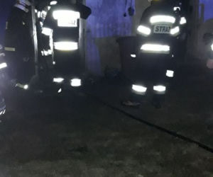 Nocny pożar w Kobiernikach pod Płockiem! Było gęsto od dymu! [ZDJĘCIA]