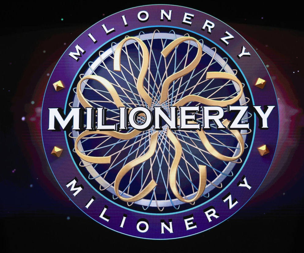 Logo programu Milionerzy na ciemnym tle. O muzycznym pytaniu z teleturnieju przeczytasz na EskaRock.