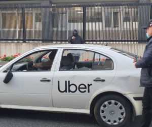 Protest taksówkarzy: Zdemolowany samochód Ubera