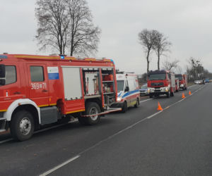 Płock: Dwie osoby POWAŻNIE RANNE w dachowaniu auta! Interweniował helikopter LPR [ZDJĘCIA]