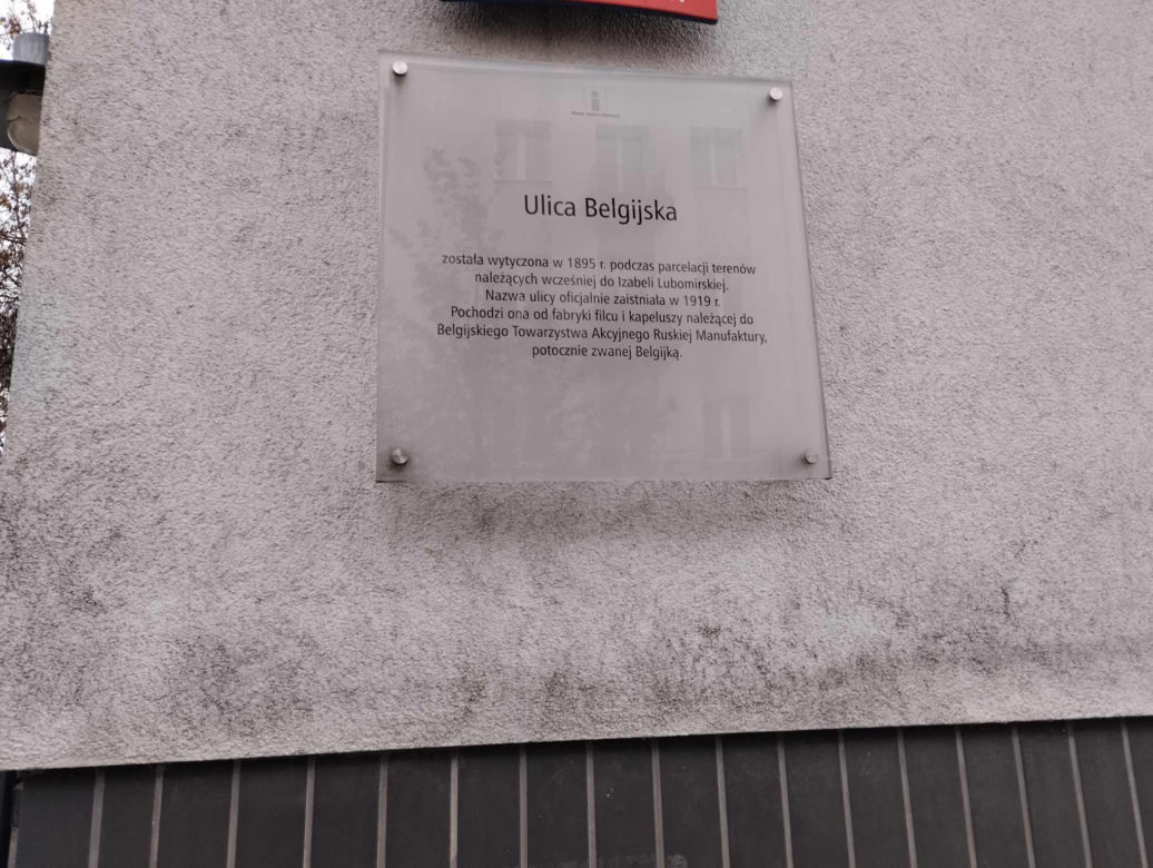 Mieszkańcy ustawili na swojej ulicy rzeźbę sikającego chłopca. Ulica Belgijska 