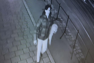  Atak ostrym narzędziem w centrum Krakowa. Policja publikuje wizerunek sprawcy. Rozpoznajecie go?