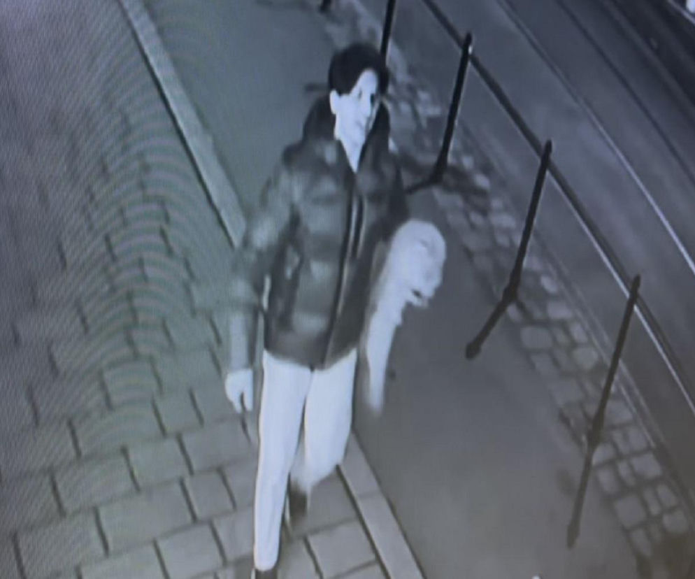 Atak ostrym narzędziem w centrum Krakowa. Policja opublikowała wizerunek poszukiwanego napastnika
