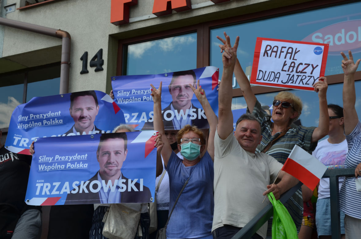 Zwolennicy Trzaskowskiego na wiecu Dudy