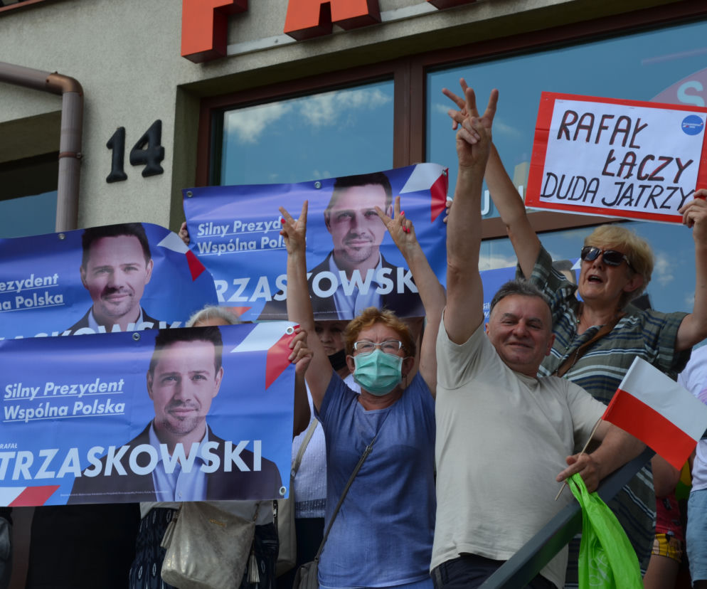 Zwolennicy Trzaskowskiego na wiecu Dudy