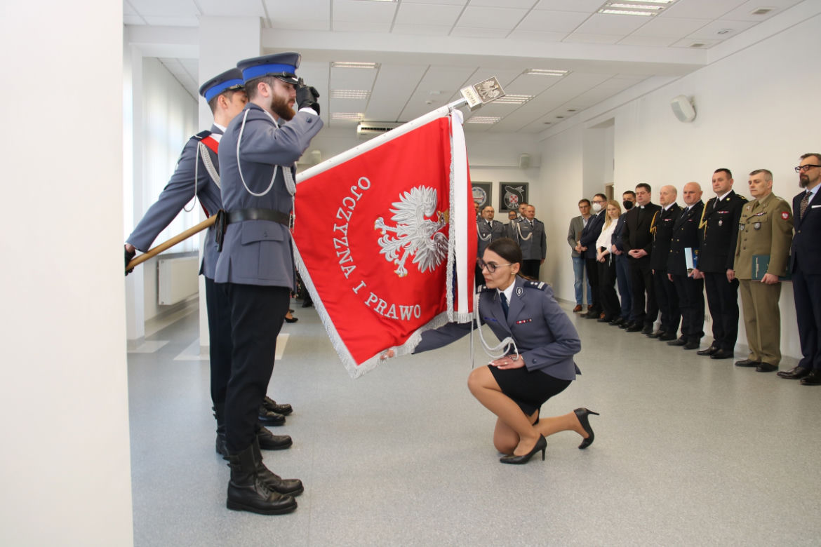 Powitanie ze sztandarem. Policjanci z Torunia mają nową panią komendant