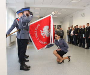 Powitanie ze sztandarem. Policjanci z Torunia mają nową panią komendant