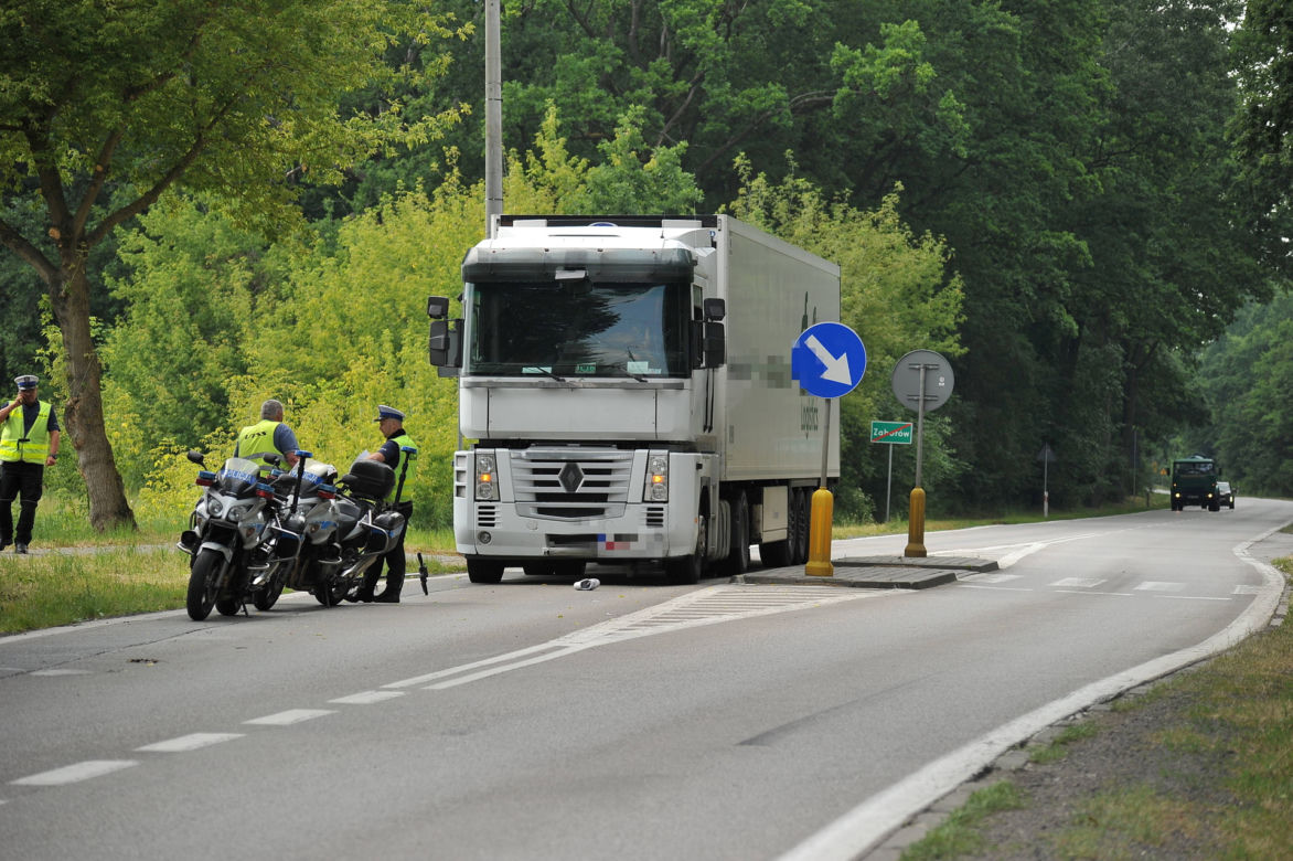 Samochód ciężarowy zmiótł 15-latka z przejścia dla pieszych. Dziecko trafiło do szpitala