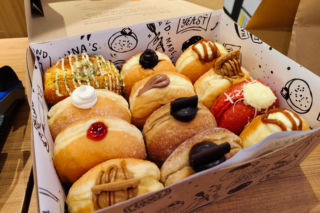 Te smaki pączków zaskakują. Jakie nowości znajdziesz w sklepach na tłusty czwartek? Wśród nich pączek matcha i popcorn