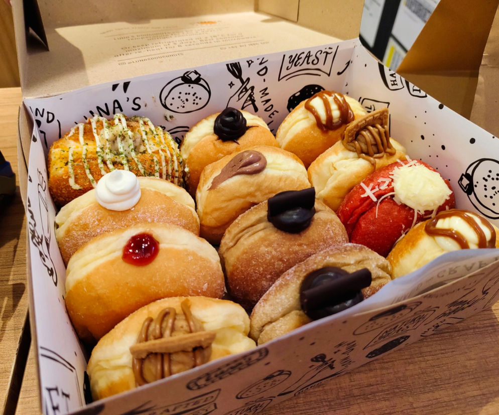 Te smaki pączków zaskakują. Jakie nowości znajdziesz w sklepach na tłusty czwartek? Wśród nich pączek matcha i popcorn