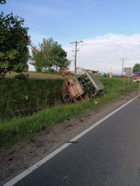 Wypadek w Szczuczynie. Pijany kierowca osobówki uderzył w ciągnik [ZDJĘCIA]