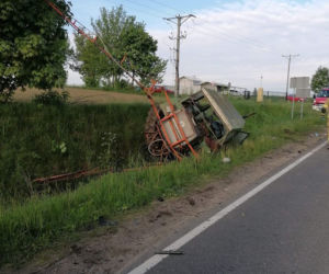 Wypadek w Szczuczynie. Pijany kierowca osobówki uderzył w ciągnik [ZDJĘCIA]