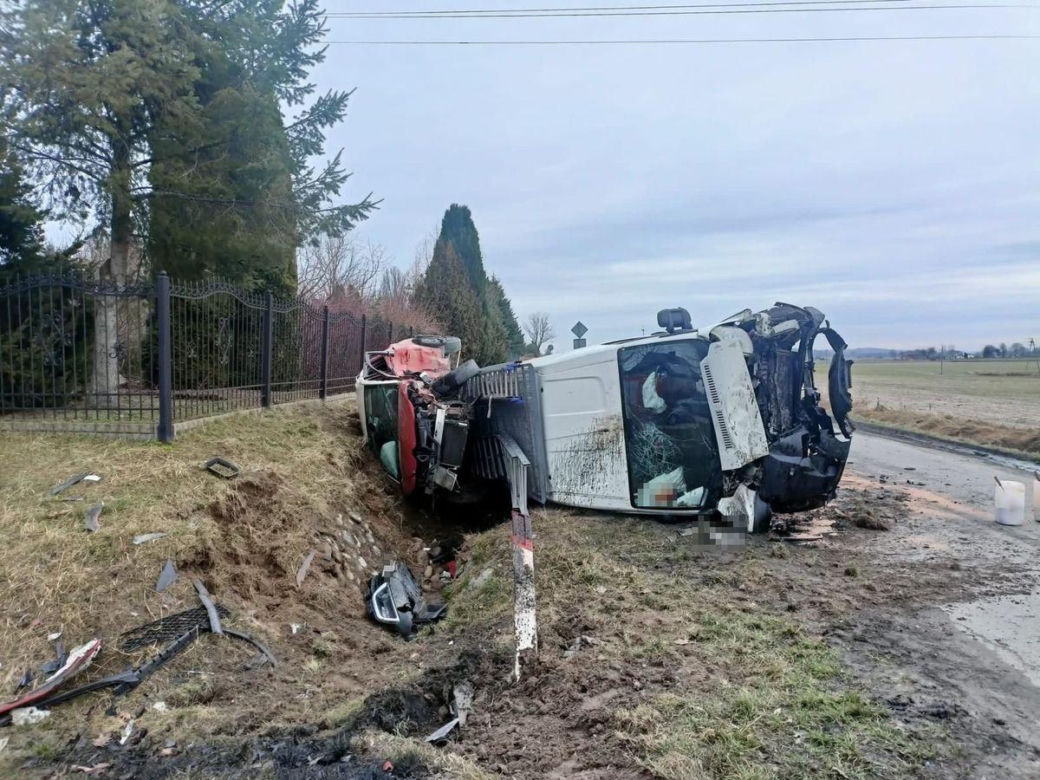 Bus zderzył się z osobówką na skrzyżowaniu w pow. krasnostawskim