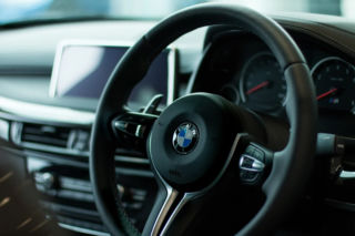 Sompolno: Rozbił BMW na ogrodzeniu! Tak skończyła się UCIECZKA przed policją