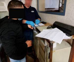 Seryjny włamywacz z Otwocka. 17-letni Rumun bez skrupułów ograbiał sklepy
