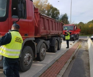 Przeładowane wywrotki i inne naruszenia w transporcie