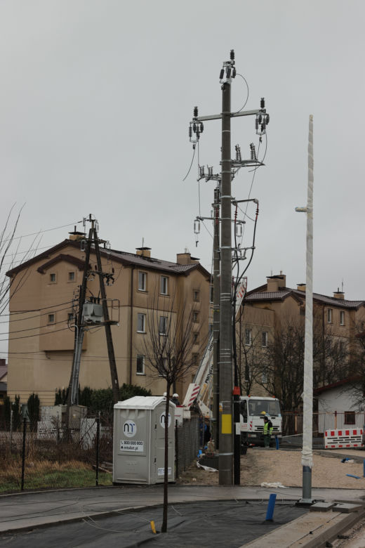 Budowa ronda wstrzymana przez słup energetyczny stojący na środku. Urzędniczy absurd na ul. Kadetów 