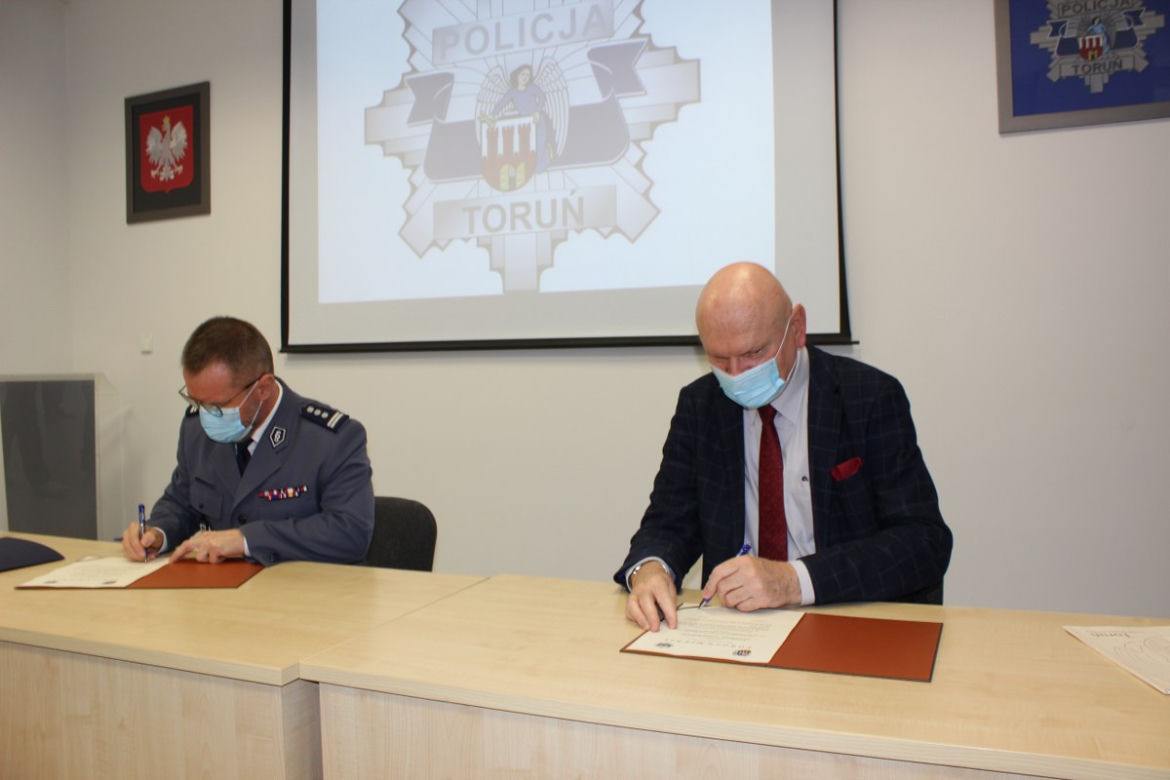 Porozumienie toruńskiej policji z Urzędem Miasta. Prezydent i komendant podpisali umowę
