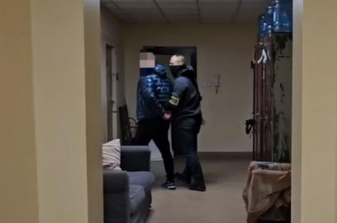 Policja zatrzymała recydywistę z narkotykami, bronią i milionem złotych!