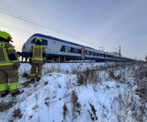 Maszynista zatrzymał pociąg. Zauważył metrowy ubytek w szynach 