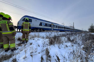 Maszynista zatrzymał pociąg. Zauważył metrowy ubytek w szynach 