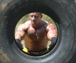 Mariusz Pudzianowski z wielką oponą