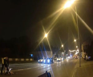 Radom. 26-latka uzbrojona w nóż. Dramatyczna interwencja policji na środku ulicy. Jest nagranie