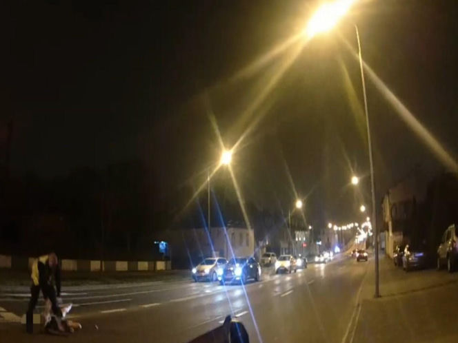 Radom. 26-latka uzbrojona w nóż. Dramatyczna interwencja policji na środku ulicy. Jest nagranie