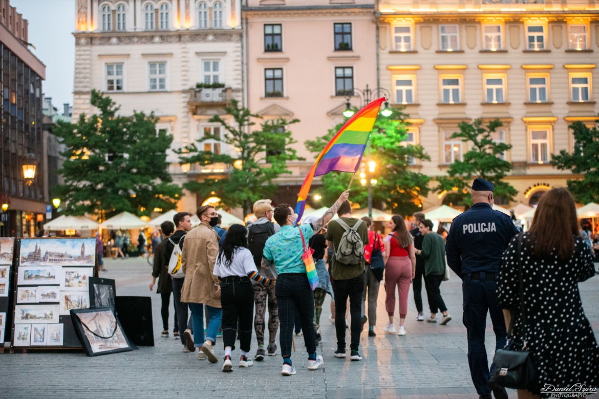 Demonstracja LGBT i narodowców na krakowskim Rynku