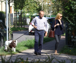 Tusk sprząta po psie