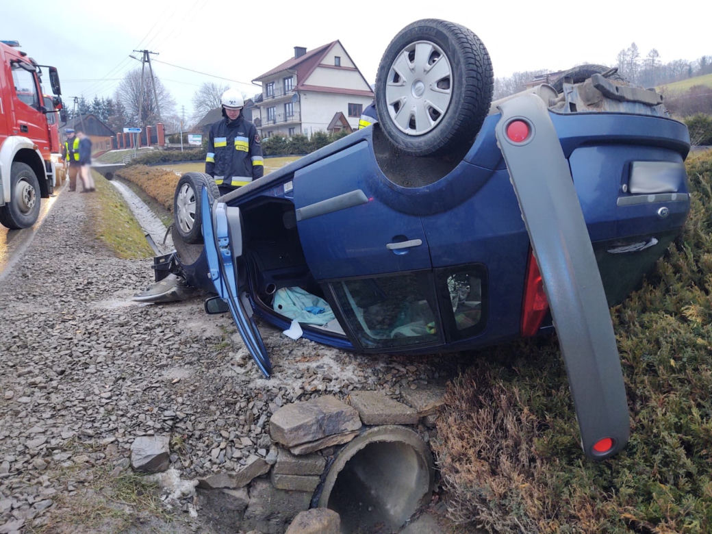 Chomranice. Ford fiesta dachował na wjeździe do posesji