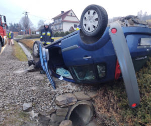 Chomranice. Ford fiesta dachował na wjeździe do posesji