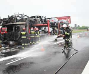 Pożar lawety z luksusowymi samochodami