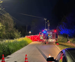 Wypadek quada w Wietrzychowicach. Kierujący jechał bez kasku, zabrał go LPR