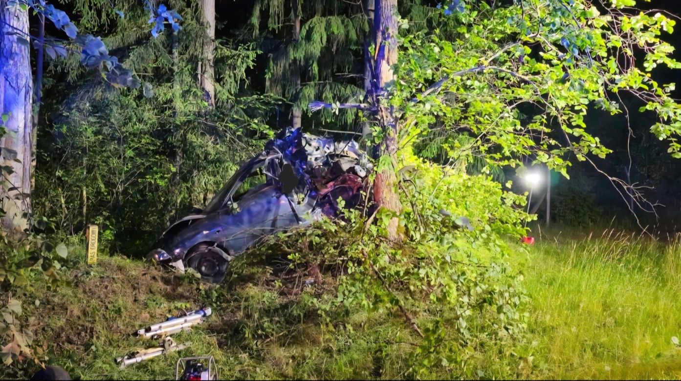 Kierowca seata nie żyje. Auto roztrzaskało się na drzewie. Tragiczny wypadek na DK 65
