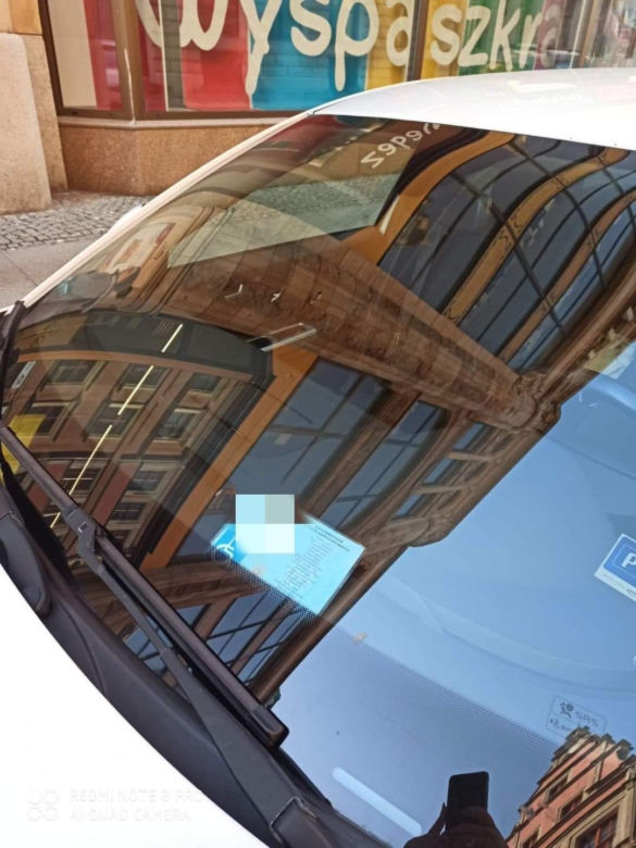 Kobieta parkowała swoje volvo na miejscu dla niepełnosprawnych  
