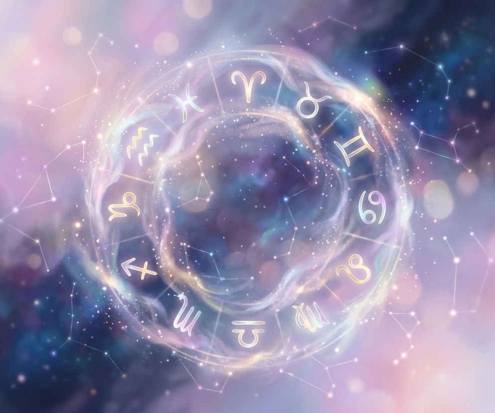Świetlisty krąg z symbolami zodiaku na tle kosmosu. O horoskopie dziennym dla wszystkich znaków przeczytasz na VOX FM.