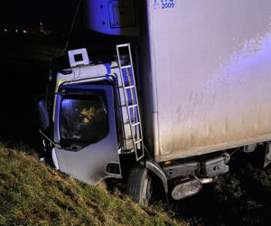 Samochód osobowy zderzył się z dwiema ciężarówkami. Tragedia na DK 25