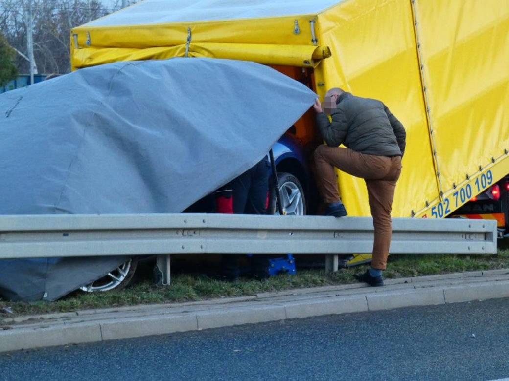 Warszawa, Włochy. Roztrzaskał samochód za 2 miliony złotych. Auto dopiero co wyjechało z salonu!