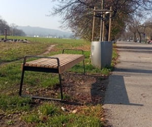 Z oparciem czy bez? Nowe ławki na Błoniach nie wszystkim się spodobały!