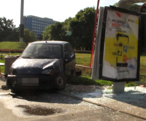 SAMOCHÓD WJECHAŁ W PRZYSTANEK