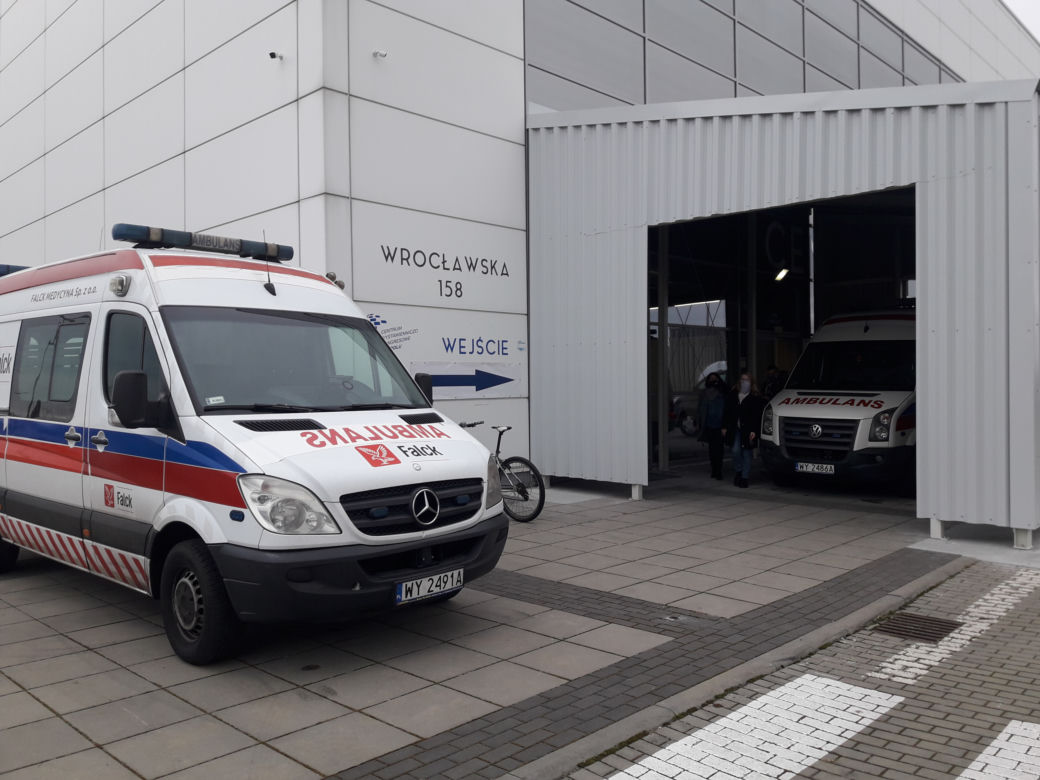 Szpital tymczasowy w CWK - na wyposażeniu są dwie karetki