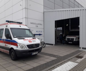 Szpital tymczasowy w CWK - na wyposażeniu są dwie karetki