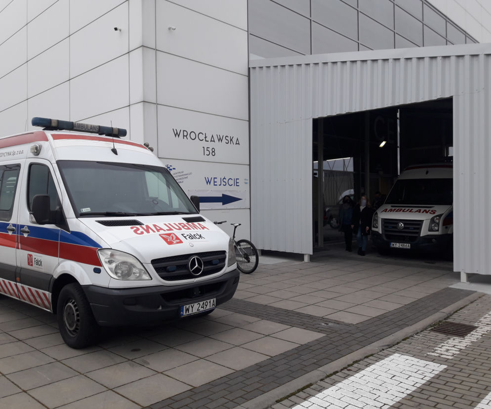 Szpital tymczasowy w CWK - na wyposażeniu są dwie karetki
