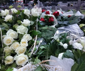 Tragedia w Salisbury. Zamordowane kobiety pochowane w Tarnowie. Grobu nie widać spod kwiatów