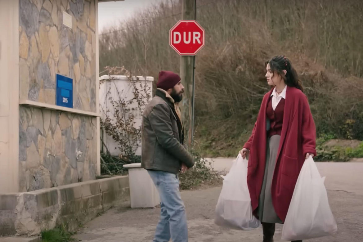 Mężczyzna zaczepi Zeynep, gdy Halil pójdzie sprawdzić, co z jego samochodem 